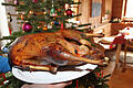 &nbsp;Ein traditioneller Gänsebraten liegt auf einem Teller vor einem geschmückten Christbaum (Symbolbild). Aufgrund der Corona-Krise bieten in diesem Jahr viele Gastwirte Weihnachtsessen zum Abholen an.