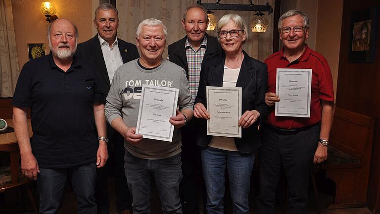 Das Bild zeigt die Geehrten mit (von links): Armin Härtig (Zweiter Vorsitzender), Bürgermeister Joachim Markert, Fritz Bentz, Vorsitzender Alois Reinhart, Marita Keller-Rieck und Hubert Schenk