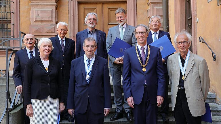 Auszeichnungen der Universität Würzburg wurden beim Stiftungsfest verliehen. Hinten von links: Helmuth Schulze-Fielitz, August Heidland, Eberhard Rommel, Wolfgang Geise und Georg Ertl. Vorne von links: Barbara Hahn, Alfred Forchel, Paul Pauli und Helmut Schwarz.