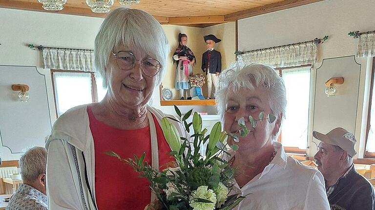 Die Gesangvereinsvorsitzende Ruth Beeger (rechts) bedankte sich mit einem Blumenpräsent bei Sieglinde Weidner.