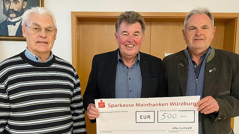 500 Euro spendete die Siedlervereinigung Karlstadt dem Bürgerbusverein „Karschter Büssle“ (von links): 1. Vorsitzender Bernd Kuhn, Harald Schneider und 2. Vorsitzender Walter Amberg. 500 Euro spendete die Siedlervereinigung Karlstadt dem Bürgerbusverein „Karschter Büssle“ (von links): 1. Vorsitzender Bernd Kuhn, Harald Schneider und 2. Vorsitzender Walter Amberg.