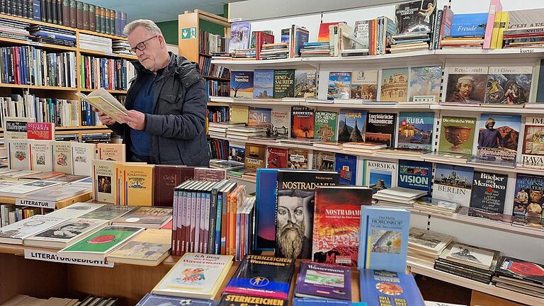 Wilhelm Zijlstra ist mehrmals im Monat bei Aplawia. Während seine Frau Kleidung shoppt, schaut er sich bei den Büchern um. Wilhelm Zijlstra ist mehrmals im Monat bei Aplawia. Während seine Frau Kleidung shoppt, schaut er sich bei den Büchern um.