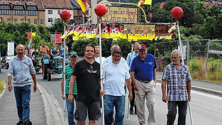 Die Eskorte für Richard Filippi (blaues Shirt) für 45 Jahre &bdquo;Trimm-Dich&ldquo;, aufgenommen im Juli.