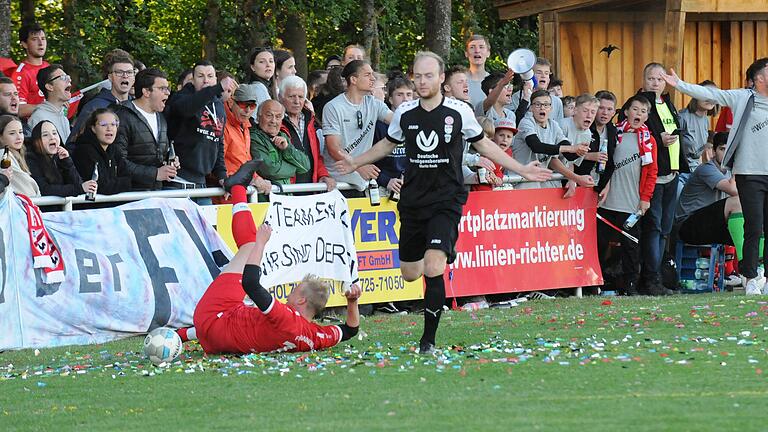 Aufs Kreuz gelegt wurden die Rannunger (rotes Trikot) vom TSV Eßleben. Im Duell zweier Kreisligisten setzte sich der Schweinfurter Kreisligist nach zwei Spielen durch.