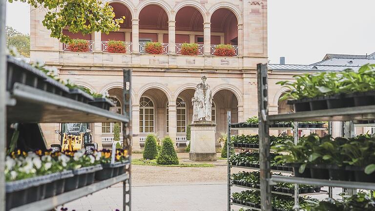 9000 Pflanzen sowie 8400 Blumenzwiebeln kommen in die Beete, die die Gärtnerei der Staatsbad Bad Kissingen GmbH betreut. Wichtig ist den Experten vor allem, dass die Gewächse der Witterung trotzen.       -  9000 Pflanzen sowie 8400 Blumenzwiebeln kommen in die Beete, die die Gärtnerei der Staatsbad Bad Kissingen GmbH betreut. Wichtig ist den Experten vor allem, dass die Gewächse der Witterung trotzen.