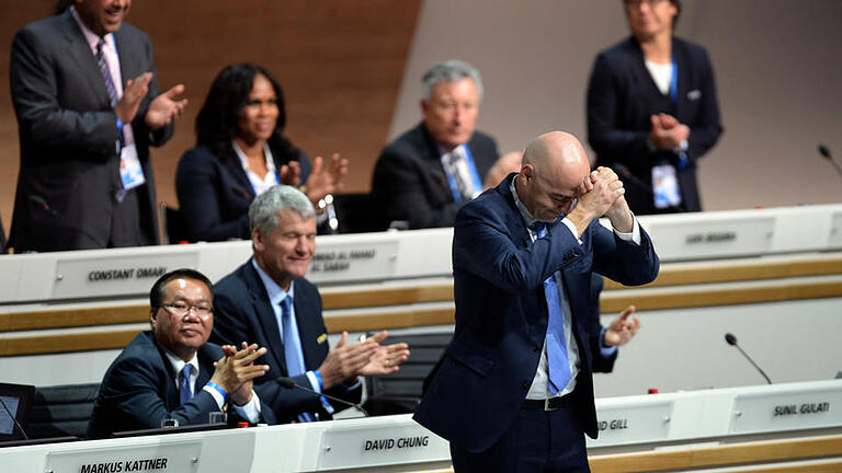 Außerordentlicher FIFA-Kongress       -  Swiss Gianni Infantino (front) bows to the audience after he was elected FIFA president in the second round of voting at the Extraordinary FIFA Congress 2016 at the Hallenstadion in Zurich, Switzerland, 26 February 2016. The Extraordinary FIFA Congress is being held in order to vote on the proposals for amendments to the FIFA Statutes and choose the new FIFA President. Photo: Patrick Seeger/dpa +++(c) dpa - Bildfunk+++