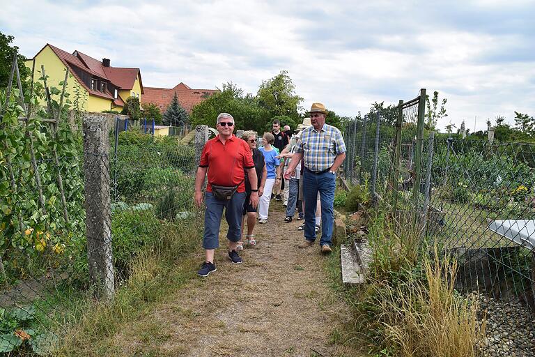 Klaus Lenz (rechts) bot beim Genussortfest auch Führungen durch die Grabengärten an.