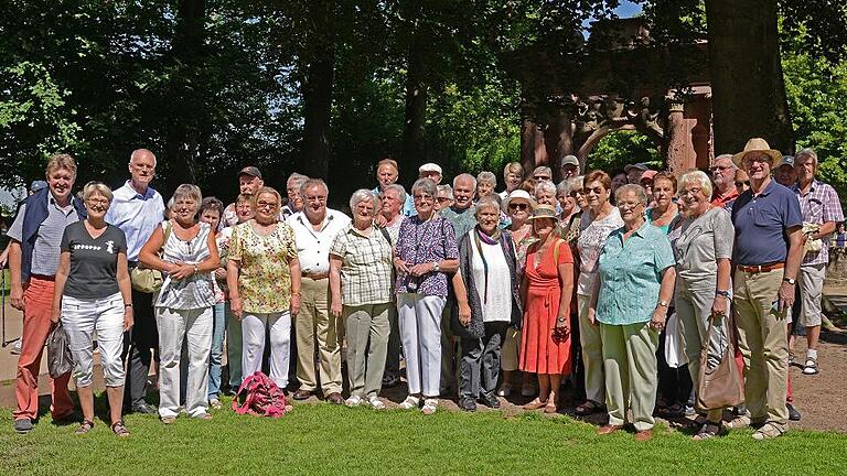 AWO-Ausflug: Von Heidelberg restlos begeistert       -  Restlos ausgebucht war die Ausflugsfahrt der Arbeiterwohlfahrt (AWO) Main-Sepssart: 55 Teilnehmer hatten sich gemeldet und brachen auf nach Heidelberg.   Dort besuchte man die Highlights der Stadt am Neckar: Mit der Bergbahn von der Altstadt auf das Schloss, das Deutsche Apothekenmuseum, eine Bootstour mit einem Solarschiff, das Luise-Ebert-Haus der AWO und das Friedrich-Ebert-Haus, der Geburtsstätte des ersten demokratischen Präsidenten Deutschlands. Letzteres war dem Organisator Harald Schneider ein Herzensanliegen.   Außerdem konnte die Gruppe mit dem örtlichen SPD-Bundestagsabgeordneten Lothar Binding über aktuelle Politik diskutieren.
