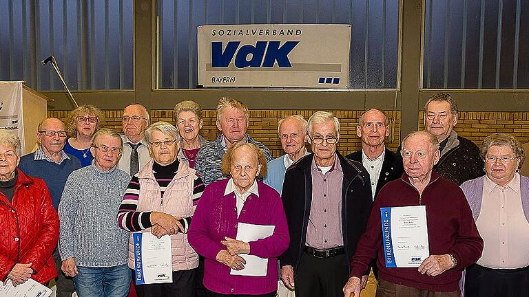 Zahlreiche Mitglieder wurden bei der Weihnachtsfeier des VdK Ost/Nord geehrt. Zahlreiche Mitglieder wurden bei der Weihnachtsfeier des VdK Ost/Nord geehrt.