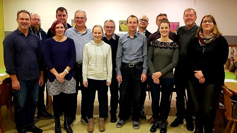 Der neue Vorstand der Stadtkapelle (von links): Tino Hirt, Udo Merz (Kassenprüfer), Natascha Baumann (Beisitzerin), Joachim Fest (Schriftführer), Gerhard Kernwein (Beisitzer), Simone Herrnleben (Jugendleiterin), Dietmar Herrnleben (2. Vorsitzender), Berthold Bedenk (Beisitzer), Heimo Bierwirth (Dirigent), Günther Strätz (verdeckt, Beisitzer), Svenia Marquart (Kassiererin), Norbert Strätz (1. Vorsitzender) und Katrin Swatschek (Beisitzerin).