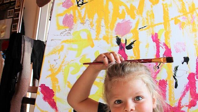 Der kleine „Superman“ vor der großen Leinwand: Noah Jai hat seiner Mama Diane Feininger schon viele Kunstwerke geschenkt. Der kleine „Superman“ vor der großen Leinwand: Noah Jai hat seiner Mama Diane Feininger schon viele Kunstwerke geschenkt.