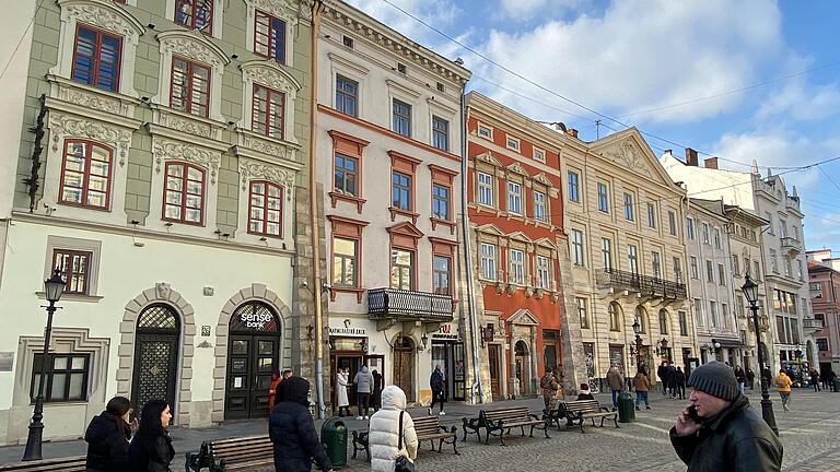 Liebevoll restaurierte Fassaden von Bürgerhäusern am Rathausplatz von Lwiw, Würzburgs neuer Partnerstadt in der Westukraine. Liebevoll restaurierte Fassaden von Bürgerhäusern am Rathausplatz von Lwiw, Würzburgs neuer Partnerstadt in der Westukraine.