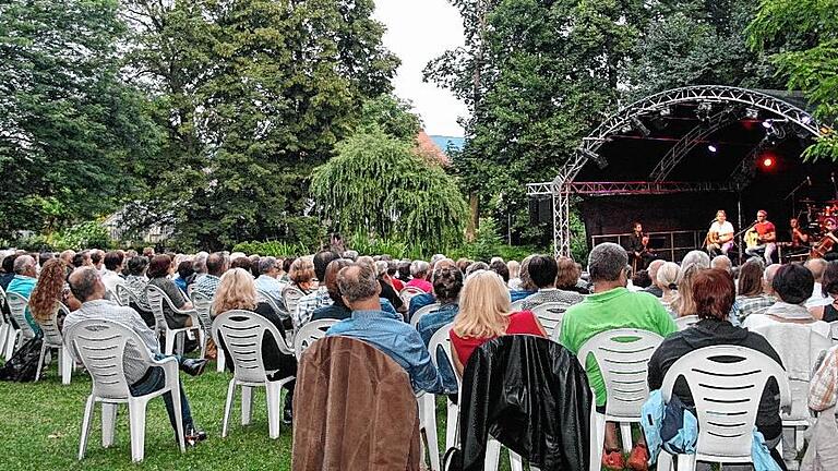 Laue Sommernacht mit &bdquo;A Tribute to Simon & Garfunkel&ldquo; beim Kulturfestival im Schlosspark von Kirchschönbach.