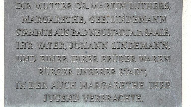 . . . auf der steht, dass die Mutter des Reformators aus Neustadt an der Saale kommt. . . . auf der steht, dass die Mutter des Reformators aus Neustadt an der Saale kommt.