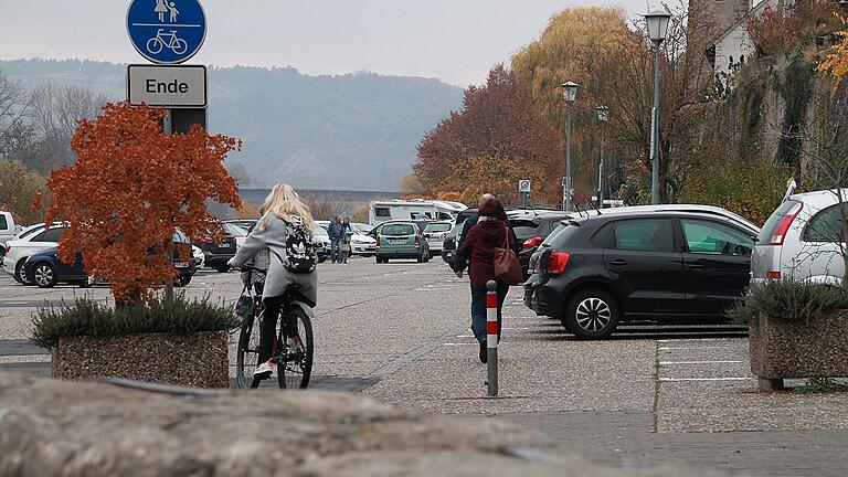 Die „Parkplatzwüste“ Mainkaiparkplatz sollte nach der Empfehlung der ISEK-Planer umgestaltet werden. Die „Parkplatzwüste“ Mainkaiparkplatz sollte nach der Empfehlung der ISEK-Planer umgestaltet werden.