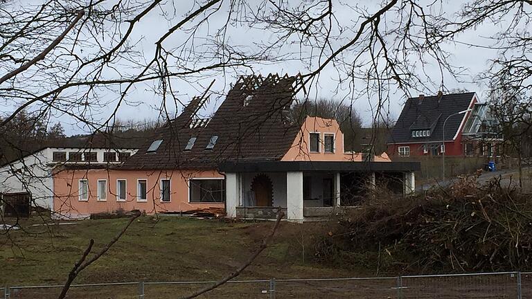 Das einstige Wohnhauses auf dem Gelände der ehemaligen Baufirma Streit in Mellrichstadt wird abgerissen. Bis Jahresende soll hier ein Rewe-Markt eröffnet werden.