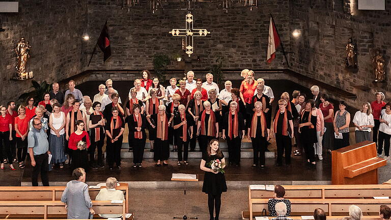 Nach dem gelungenen Jubiläumskonzert des Sängervereins Versbach singen die Sänger aller drei mitwirkenden Chöre das Frankenlied.