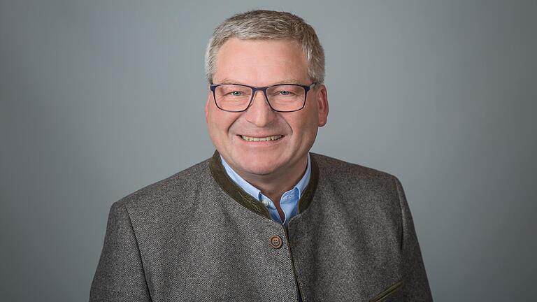 Georg Menninger ist seit 1996 Bürgermeister der Gemeinde Hollstadt und tritt auch bei der Kommunalwahl am 15. März 2020 wieder an. Georg Menninger ist seit 1996 Bürgermeister der Gemeinde Hollstadt und tritt auch bei der Kommunalwahl am 15. März 2020 wieder an.