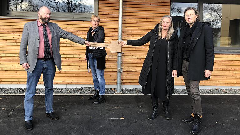 Zum Schuljahresbeginn 2020/2021 konnte die Herbert-Meder-Schule nach 3-jähriger Generalsanierung vom Ausweichquartier in Willmars wieder in die gewohnte Umgebung nach Unsleben zurückziehen. Unter dem Motto 'Endlich wieder 'Zuhause' - Schlüsselübergabe mit Abstand' konnte die symbolische Übergabe aber erst mit etwa zweimonatiger Verspätung stattfinden. Dennoch freuen sich darüber (von links) Dr. Peter Heinrich, Schulleiter, Ilka Wagner, Leiterin der Tagesstätte, und die beiden Architekten Sabine Karch-Fuchs und Michael Karch. Zum Schuljahresbeginn 2020/2021 konnte die Herbert-Meder-Schule nach 3-jähriger Generalsanierung vom Ausweichquartier in Willmars wieder in die gewohnte Umgebung nach Unsleben zurückziehen. Unter dem Motto 'Endlich wieder 'Zuhause' - Schlüsselübergabe mit Abstand' konnte die symbolische Übergabe aber erst mit etwa zweimonatiger Verspätung stattfinden. Dennoch freuen sich darüber (von links) Dr. Peter Heinrich, Schulleiter, Ilka Wagner, Leiterin der Tagesstätte, und die beiden Architekten Sabine Karch-Fuchs und Michael Karch.