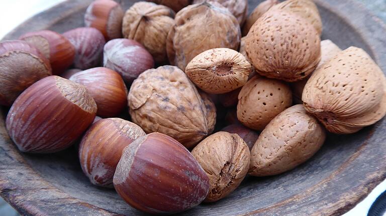 Haselnüsse, Walnüsse, Mandeln: Botanisch nicht alles Nüsse. Haselnüsse, Walnüsse, Mandeln: Botanisch nicht alles Nüsse.