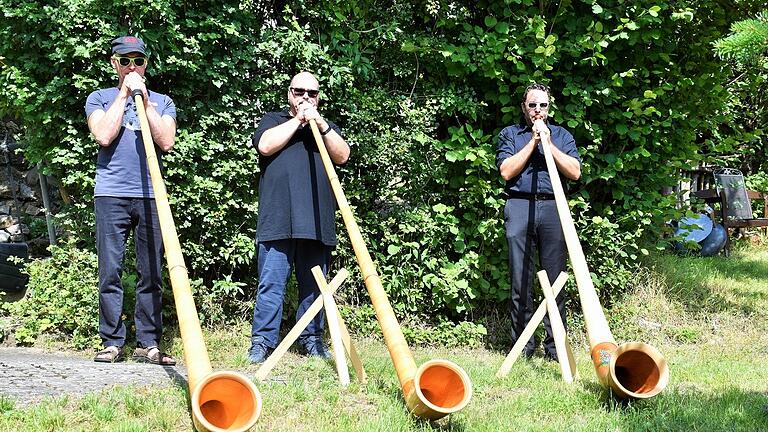 Die Alphornfreunde (im Bild von links) mit Tilman Faber aus Bad Bocklet, dem Arnsteiner Alexander Kneuer und Martin Heid aus Fuchstadt, lockten viele Sonntagspaziergänger zum „Sommerberg“.