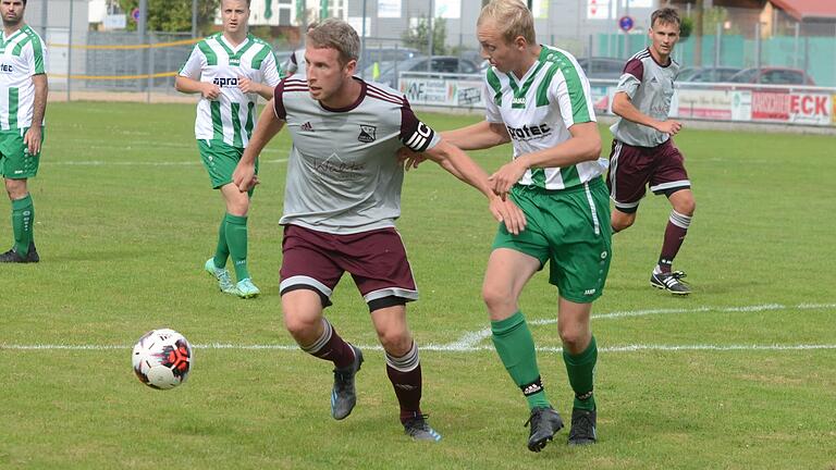 Oft einen Schritt schneller, die Gäste vom SV Birkenfeld (links mit Peter Schebler). Hinter im Bild: Mika Beckert vom FV Karlstadt. Oft einen Schritt schneller, die Gäste vom SV Birkenfeld (links mit Peter Schebler). Hinter im Bild: Mika Beckert vom FV Karlstadt.