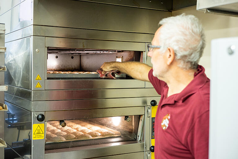 Georg Will prüft ein Blech voll Lebkuchen im Ofen. Georg Will prüft ein Blech voll Lebkuchen im Ofen.