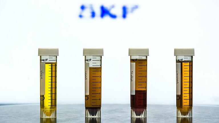 Wie SKF Maschinenöl aufbereitet und die Umwelt schont: Links frisches Maschinenöl, in der Mitte gebrauchtes, verschmutztes Öl, rechts das Maschinenöl, nachdem es durch das patentierte RecondOil-Verfahren von Schmutzpartikeln befreit wurde. Es ist reiner als das Original.