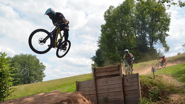 Fliegen mit zwei Rädern: Waghalsige Sprünge legen die Mountainbiker im Bikepark in Frammersbach hin.