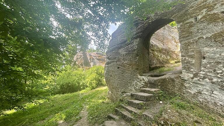 Felsenburgen, wie die nur noch als Ruine erhaltene bei Eyrichshof, sind in Franken extrem selten. Die Ruine ist nur einer von vielen Kulturschätzen, die die Haßberge und das Umland zu bieten haben.