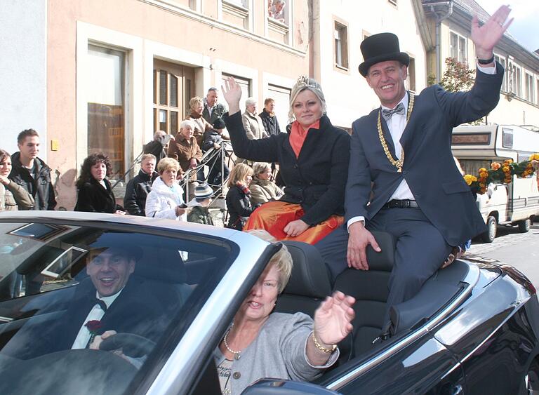 Lange Jahre steuerte Ursel Döllinger (unten rechts) das Cabrio mit dem Kirchweihpräsidenten Markus Volbers (unten links) sowie Oberbürgermeister Siegfried Müller (oben rechts) und mit der Gärtnerkönigin das Jahres 2009, Tina Starkmann. Lange Jahre steuerte Ursel Döllinger (unten rechts) das Cabrio mit dem Kirchweihpräsidenten Markus Volbers (unten links) sowie Oberbürgermeister Siegfried Müller (oben rechts) und mit der Gärtnerkönigin das Jahres 2009, Tina Starkmann.