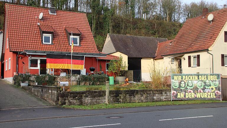 Auf dem Anwesen eines ehemaligen Himmelstadter Gemeinderats steht in der Ortsdurchfahrt seit September dieses Anti-Grünen-Banner.