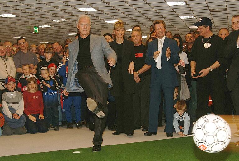 Torwandschießen mit der Ikone: Franz Beckenbauer 2003 beim Termin im Würzburger Möbelhaus, rechts hinter ihm Oberbürgermeisterin Pia Beckmann. Torwandschießen mit der Ikone: Franz Beckenbauer 2003 beim Termin im Würzburger Möbelhaus, rechts hinter ihm Oberbürgermeisterin Pia Beckmann.