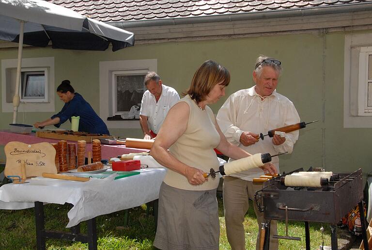 Diese aus Siebenbürgern stammende Familie grillte einen Hefeteig zu Baumstrietzel.