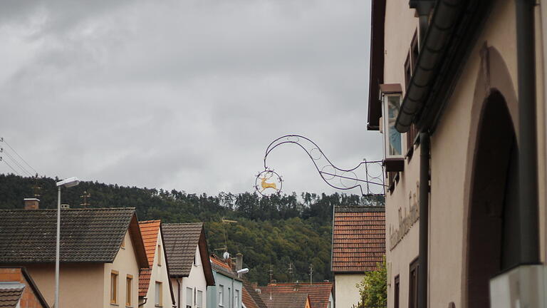 Das Schild einer Gaststätte mit einem goldenen Hirsch darin. Aufgenommen in Trennfeld am Freitag, 07. Oktober 2016.