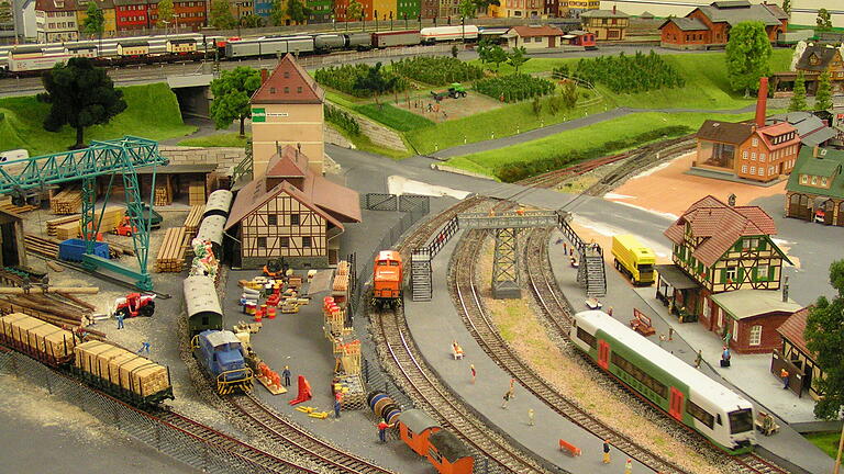 Immer noch ausgebaut wird die Modellbahn-Großanlage der Eisenbahnfreunde Weikersheim. Bei der nächsten Ausstellung am Sonntag, 19. Januar, im Klosterhof Schäftersheim ist sie&nbsp; in Betrieb zu sehen.&nbsp;