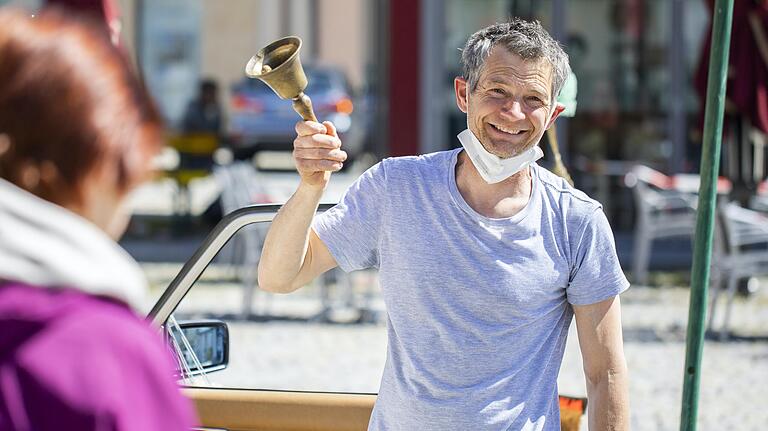 Schellen für die Waren: Wenn Korbmacher Stefan Rippstein unterwegs ist, macht er mit einer alten Glocke auf sich aufmerksam. Die gehörte schon dem Opa.