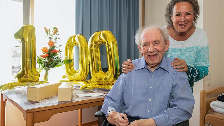 Walter Dietz feierte an diesem Montag seinen 100sten Geburtstag in einem Seniorenheim in Würzburg. Zu Besuch war auch seine Tochter Claudia Koch.