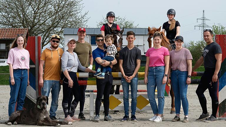 Im Bild: Johanna Geßner, Mirko Neuhöfer, Nadine Neuhöfer, Heiko Steiner, Kaid Kojah mit Tochter, Marianne Potthoff, Marvin Jüngel, Franziska Mohr, Elena Ankenbrand, Magdalena Geßner, Bernard Stöhr.