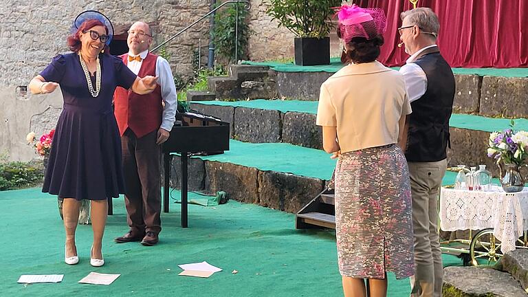 Spectaculum auf Schloss Saaleck zeigt Stück Glorious       -  Umgeben von Schmeichlern: Florence Foster Jenkins (Anne Rauschmann, links), die sich für eine der größten Sopranistinnen der Welt hält.