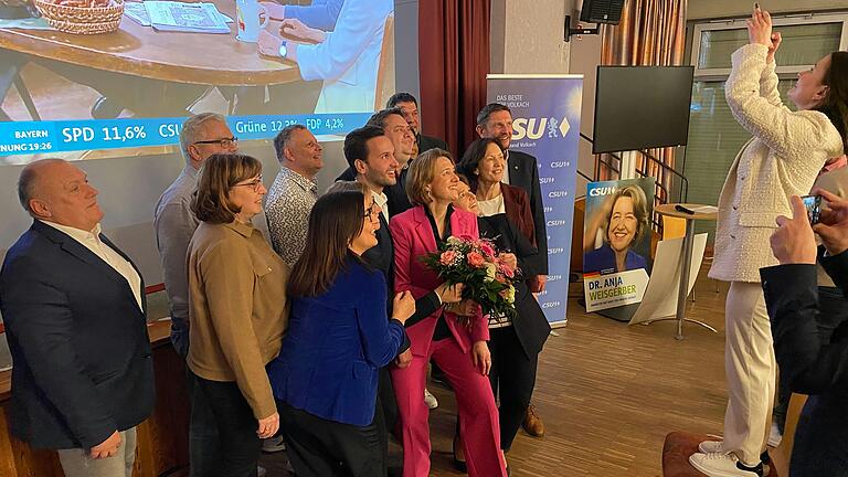 Das Posen für ein gutes Foto gehört zum Job der wiedergewählten CSU-Bundestagsabgeordneten Anja Weisgerber, hier unter anderem mit CSU-Bürgermeistern aus dem Landkreis Kitzingen. Das Posen für ein gutes Foto gehört zum Job der wiedergewählten CSU-Bundestagsabgeordneten Anja Weisgerber, hier unter anderem mit CSU-Bürgermeistern aus dem Landkreis Kitzingen.