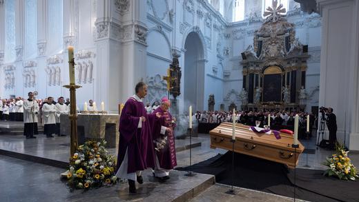 Beerdigung Generalvikar Karl Hillenbrand - Im Würzburger Kiliansdom wurde Generalvikar Karl Hillenbrand am Samstag beerdigt. Über 1300 Menschen erwiesen dem Verstorbenen die letzte Ehre. Beerdigung Generalvikar Karl Hillenbrand - Im Würzburger Kiliansdom wurde Generalvikar Karl Hillenbrand am Samstag beerdigt. Über 1300 Menschen erwiesen dem Verstorbenen die letzte Ehre.