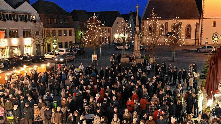 Treffpunkt: Viele Bürger trafen sich heuer zum Neujahrsempfang der Stadt Haßfurt auf dem Marktplatz.