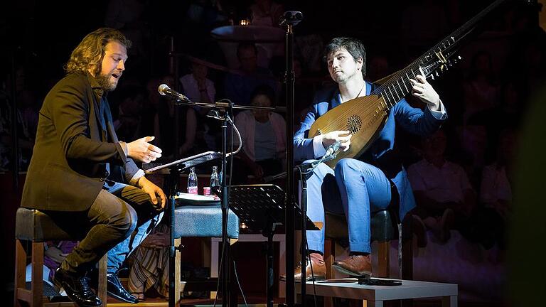 Raus aus dem Konzertsaal, rein in den Club: Julian Prégardien und Thomas Dunford bei der Premiere der &bdquo;Lounge Amadé&ldquo; des Mozartfests in der Odeon Lounge.