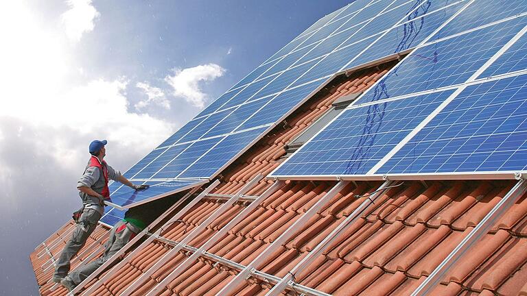 Der Landkreis Schweinfurt will den Bau von privaten Solaranlagen ankurbeln: mit einem Onlineprogramm, das ausrechnet, ob und wie sehr sich die Investition lohnt. Der Landkreis Schweinfurt will den Bau von privaten Solaranlagen ankurbeln: mit einem Onlineprogramm, das ausrechnet, ob und wie sehr sich die Investition lohnt.