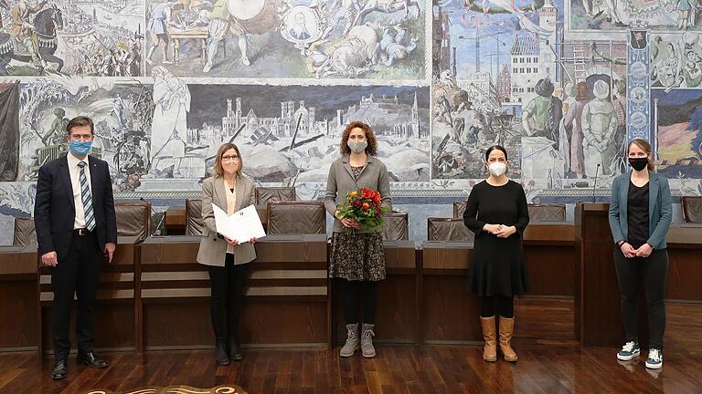 Übergabe des Bürgersozialpreises an Sant'Egidio. Im Bild (von links) Oberbürgermeister Christian Schuchardt, Angelika Wagner und Silvia Vassallo Paleologo (Sant'Egidio), Sozialreferentin Hülya Düber und Sabine Klingert (Leiterin Aktivbüro).