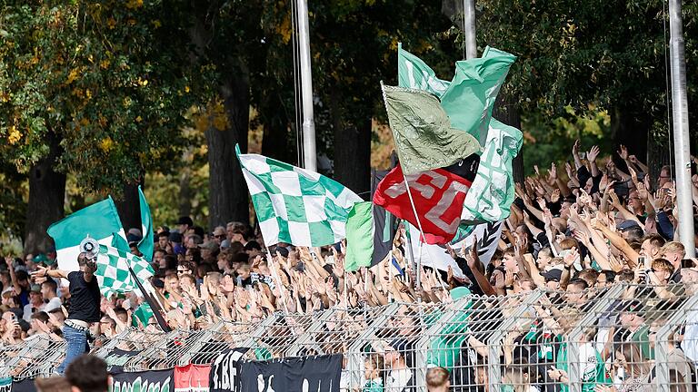 Die Fans des FC 05 Schweinfurt hoffen auf einen Heimsieg ihrer Mannschaft gegen den 1. FC Nürnberg II. Die Fans des FC 05 Schweinfurt hoffen auf einen Heimsieg ihrer Mannschaft gegen den 1. FC Nürnberg II.