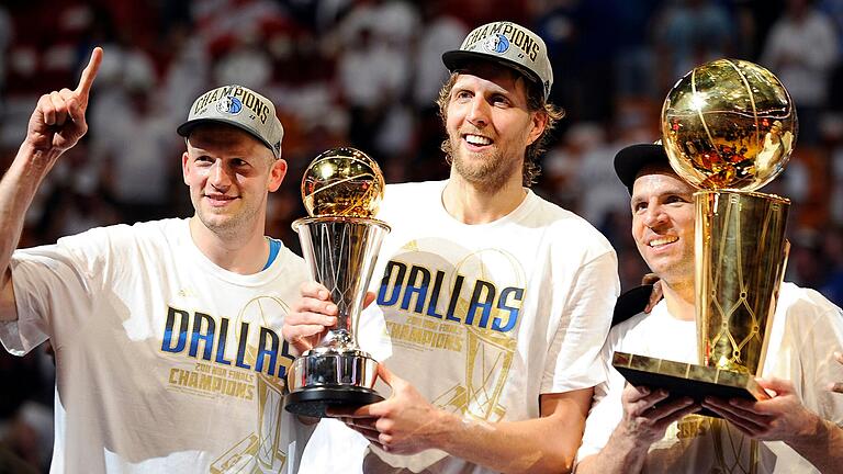 Den NBA-Pokal, den Basketballer Dirk Nowitzki aus Würzburg (Bildmitte) 2011 mit dem Team der Dallas Mavericks holte, gibt es bei einer Verlosung in Gerolzhofen am Sonntag zwar nicht zu gewinnen. Dafür ein anderes Schmuckstück des 'German Wunderkind' beim Saisonabschluss der Falcons.