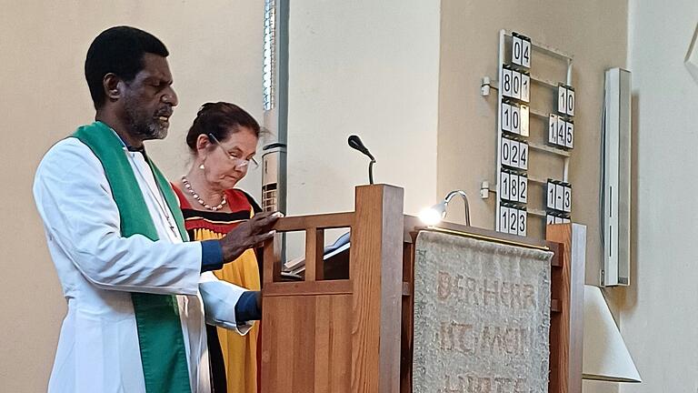 Pastor Krou Magob bei seiner Predigt in Bischofsheim mit Übersetzerin Sabine Schmidt von Mission EineWelt.