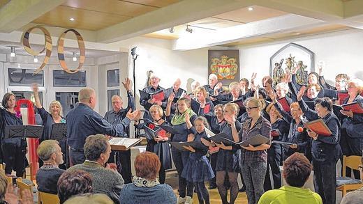 Geburtstagskonzert: Lieder aus den Goldenen Zwanzigern bot der Sängerkranz 1924 Mühlbach bei seinem Geburtstagskonzert zum 90-jährigen Bestehen im Pfarr- und Gemeindezentrum.